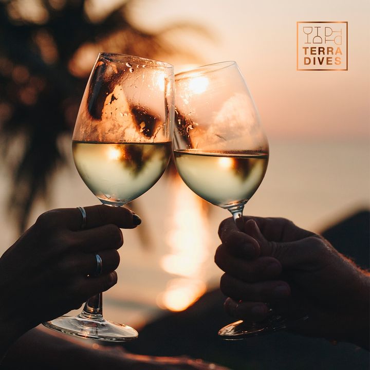 “Il vino aggiunge un sorriso all’amicizia e una scintilla all’amore”.

Buon